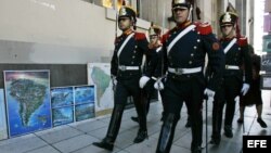 Archvio - Un grupo de soldados transita por la Plaza de Mayo de Buenos Aires. 
