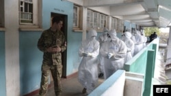 Nick Tarmey, militar británico, dirigiendo un entrenamiento de su equipo en la lucha contra el ébola en Freetown, Sierra Leona.
