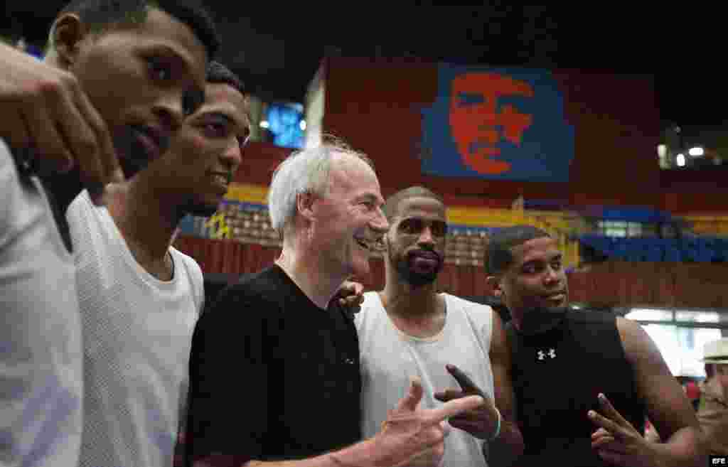 El gobernador de Arkansas, Asa Hutchinson (c), posa con jugadores cubanos de baloncesto. EFE