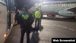 Los migrantes son conducidos al avión d ela Fuerza Aérea que los conducirá a Cuba. (Foto: Minsiterio del Interior de Ecuador)