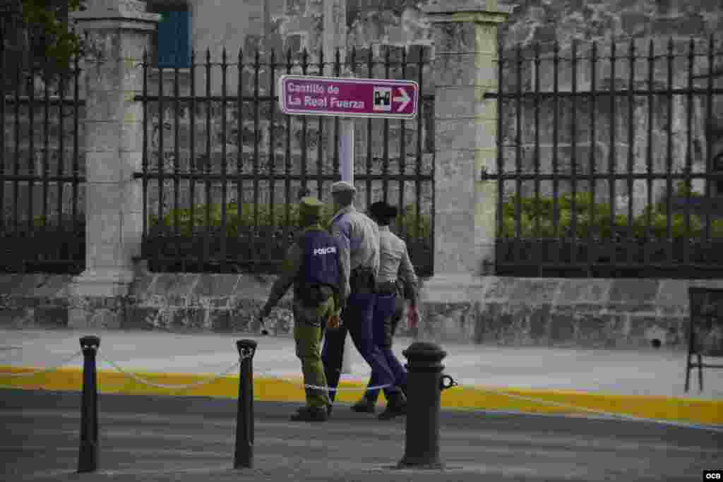 Policías custodian el Palacio del Segundo Cabo 