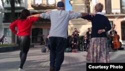 Sardana, baile típico de Cataluña, en una plaza de Badalona (foto del autor)