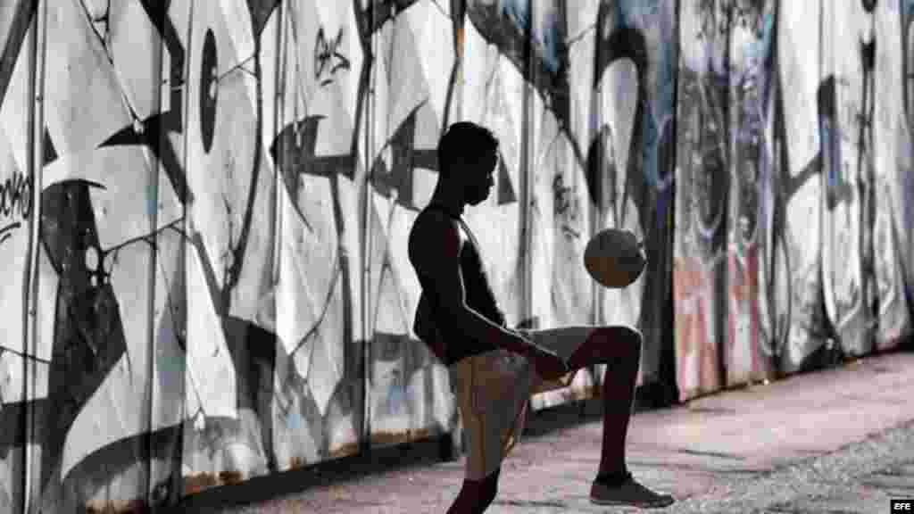 El auge del fútbol se puede ver en las calles cubanas.