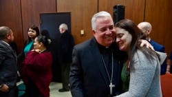 Sarah Webb, fotógrafa de Catholic Philly, una publicación en internet de la Arquidiócesis de Filadelfia, es saludada por el arzobispo elegido, Nelson J. Pérez.