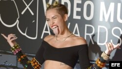 Miley Ray Cyrus en la alfombra de los MTV Video Music Awards.