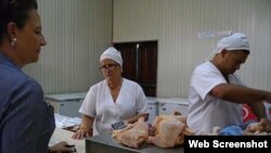 La venta de pollo en Cuba, la carne que más exporta Estados Unidos a la isla. 