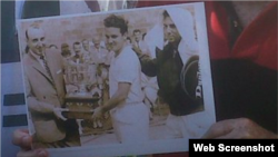 Reynaldo "Rey" Garrido sostiene la foto que le tomaron tras conquistar el Canadian Open en 1959.