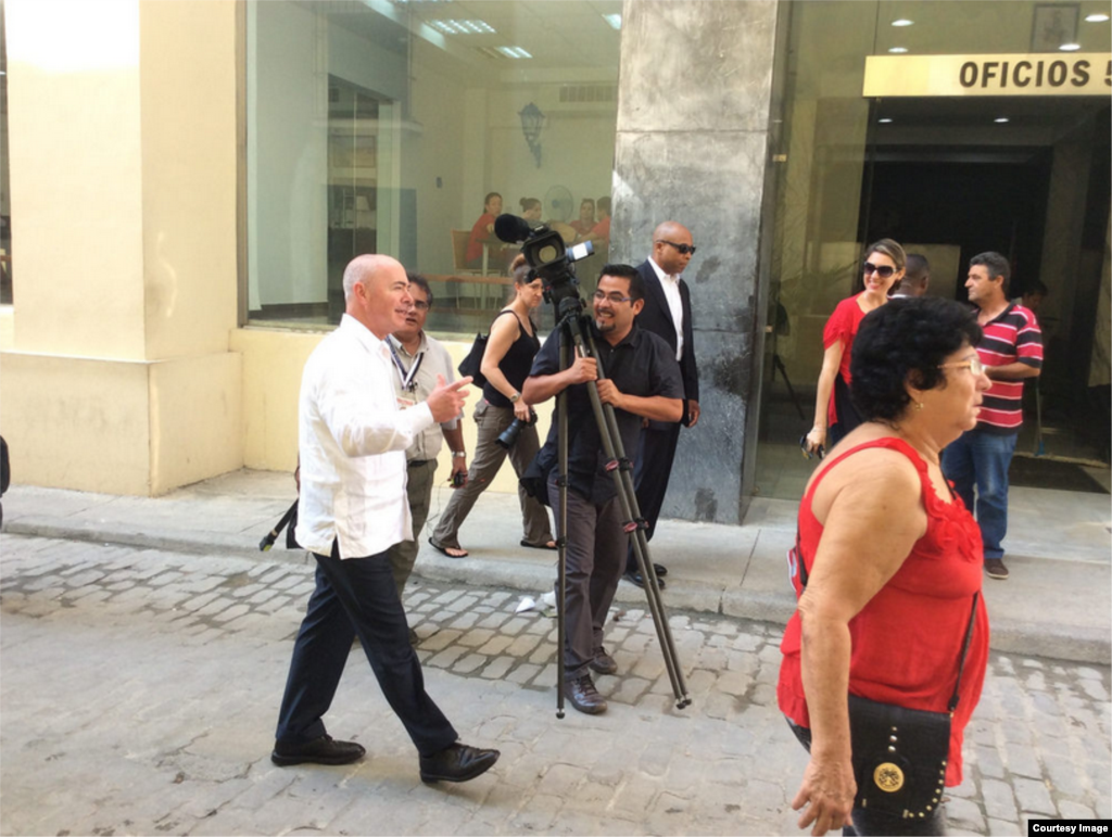 El secretario adjunto del Departamento de Seguridad Nacional de Estados Unidos, Alejandro Mayorkas, conversa con transeúntes en el casco histórico de la Habana Vieja.