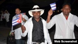 Médicos cubanos procedentes de Ecuador llegan al aeropuerto Mariana Grajales de Santiago de Cuba. 