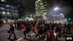 La policía militar brasileña dispersa a protestantes en la ciudad de Sao Paulo, Brasil