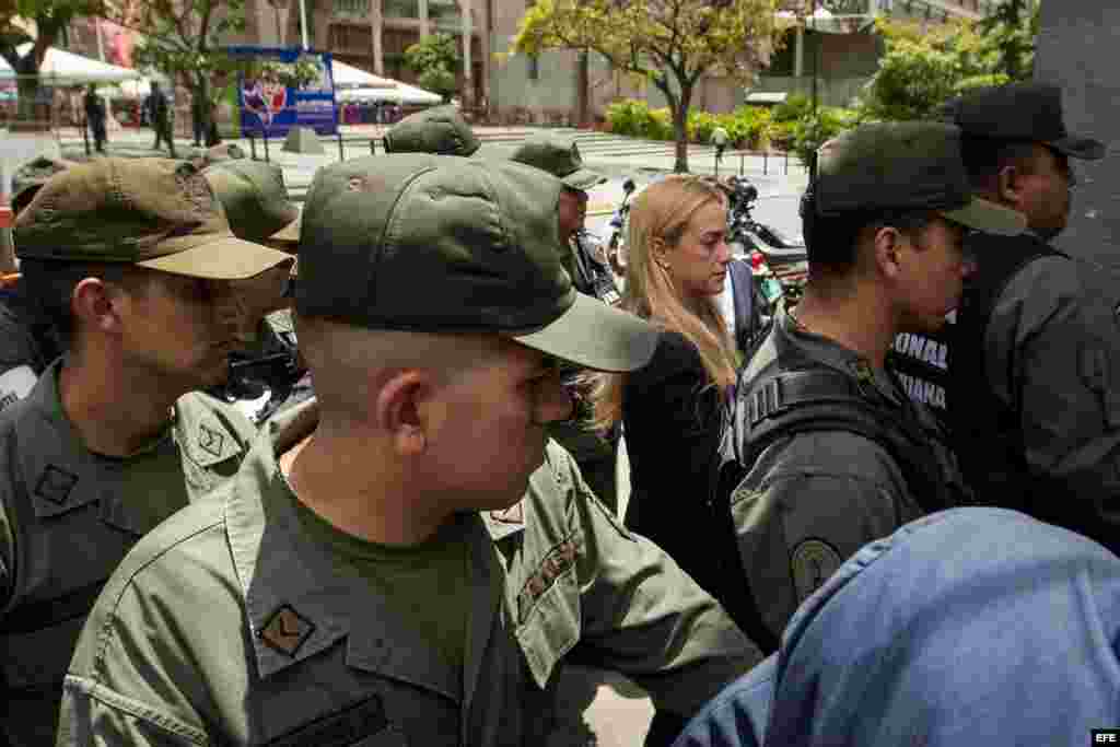  La esposa del líder opositor venezolano Leopoldo López Lilian Tintori (c-atrás) llega hoy, viernes 4 de septiembre de 2015, al Palacio de justicia en Caracas. 
