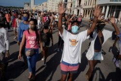 El pueblo grita consignas contra el gobierno durante una protesta en La Habana, Cuba, el 11 de julio de 2021. REUTERS / Alexandre Meneghini