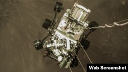 El vehículo de exploración espacial “Perseverance” de la NASA es bajado a la superficie marciana el 18 de febrero para comenzar su investigación astrobiológica y búsqueda de señales de vida microbiana antigua. (NASA/JPL-Caltech)