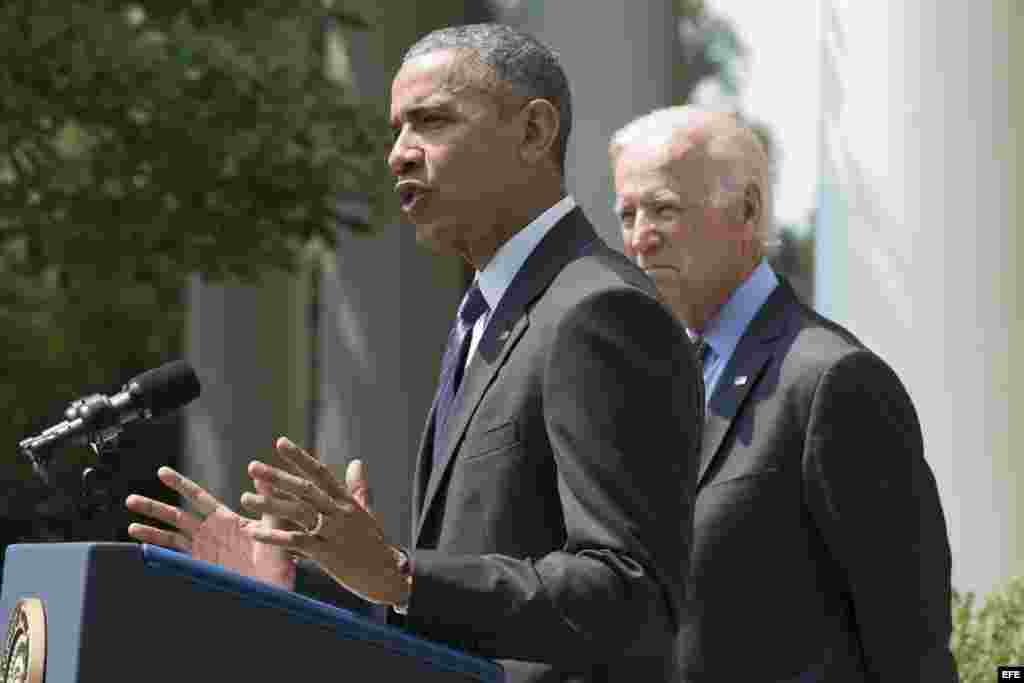 El presidente de EEUU, Barack Obama (i) y el vicepresidente Joe Biden (d) durante una rueda de prensa en los jardines de la Casa Blanca en Washington.