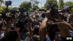Estudiantes caminan rodeados por los medios de comunicación el 18 de mayo de 2018 en una de las protestas contra Daniel Ortega.