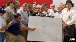 Hermanos al Rescate ofreció una conferencia de prensa un día después del derribo. En la foto muestran en un mapa el lugar donde fueron pulverizadas las avionetas por cazas cubanos.