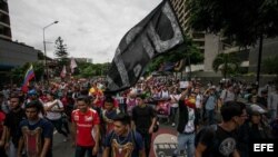 Cientos de opositores venezolanos marchan en Caracas.