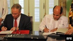 El director general de Asuntos Políticos del ministerio de Asuntos Exteriores de Holanda, Karel Van Ooesterom (i) y el vicecanciller cubano, Rogelio Sierra (d), firman una declaración política sobre cooperación bilateral. 