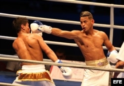 Robeisy Ramírez (d) combate con Murodjon Akhmadaliev (i) de Uzbekistán.