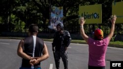 MANIFESTANTES RESPALDAN A MILITARES QUE ASALTARON CUARTEL VENEZOLANO