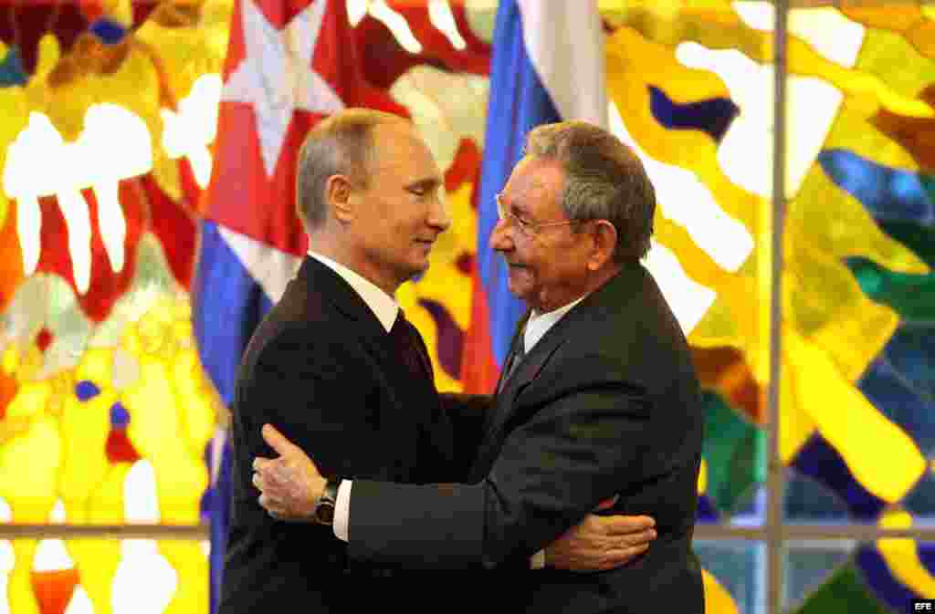 "¡El beso, el beso!": Castro y Putin se abrazan en La Habana después de hacer declaraciones a la prensa. 