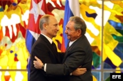 Castro y Putin se abrazan en La Habana después de hacer declaraciones a la prensa.