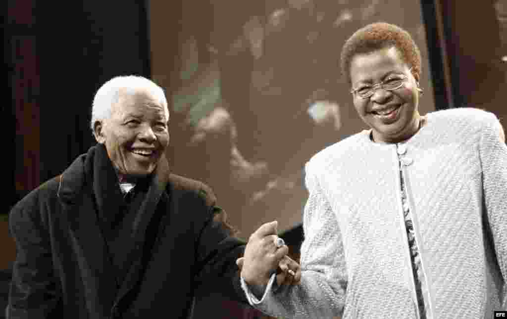 El Premio Nobel de Paz sudafricano Nelson Mandela (i) junto a su esposa Graca Machel (d) mientras participan en la lectura de honor por el cumpleaños 90 de Mandela, en Johanesurgo (Sudáfrica). El expresidente sudafricano Nelson Mandela murió a los 95 años, informó la Presidencia de Sudáfrica hoy, jueves 5 de diciembre de 2013. EFE/KIM LUDBROOK.Fotografía de archivo del 12 de julio de 2008.