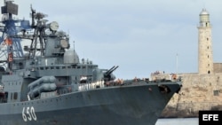 El cazasubmarinos de la armada rusa "Almirante Chabanenko", pasa junto al faro del Castillo del Morro, mientras entra en la bahía de La Habana (Cuba) hoy, 19 de diciembre de 2008. El buque arribó a Cuba con toda su tripulación formada en cubierta, en la p