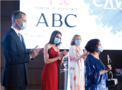 Maruja Torres recibe el Premio Mariano Cavia del ABC
