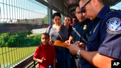 Funcionarios de Frontera procesan a una familia cubana en el Puente Internacional de Nuevo Laredo, Texas, el 10 de julio de 2019 (Foto: AP). /Salvador Gonzalez