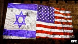 Las banderas de EE.UU. y de Israel son proyectadas en el muro de la ciudad de Jerusalén.