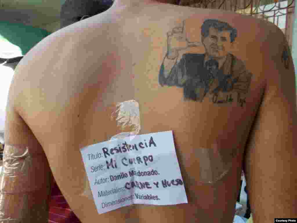 Maldonado después de tatuarse la imagen del opositor cubano Oswaldo Payá, fundador del Movimiento Cristiano Liberación.