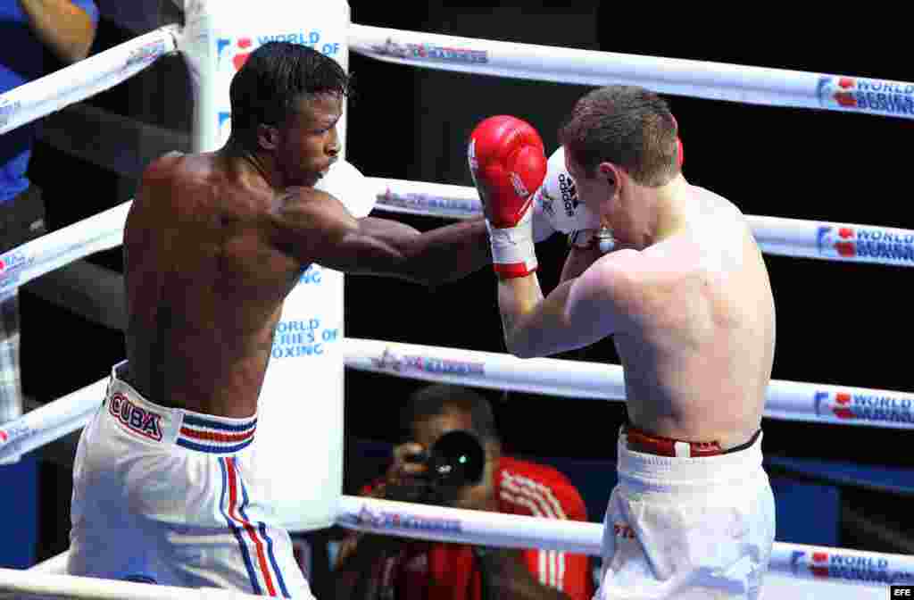 El boxeador de los Domadores de Cuba Lázaro Álvarez (i) combate con el ruso Konstantin Bogomazov (d) el 2 de mayo de 2014, en La Habana (Cuba), en la división de los 60 kg correspondiente al cartel de vuelta de la semifinal de la IV Serie Mundial de Boxeo.
