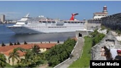 El Carnival Paradise, primer crucero estadounidense en viajar de Tampa a Cuba en más de 50 años, llega al puerto de La Habana este