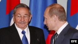 Vlaadimir Putin y Raúl Castro converdan en Moscú durante la visita del segundo a Rusia en 2009.
