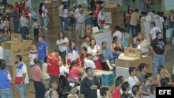 Salvadoreños asisten a votar en el Centro Internacional de Ferias y Convenciones 