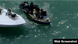 El servicio de guardacostas intercepta a embarcación de migrantes cubanos frente a Key Biscayne.