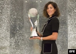 La tenista española Garbiñe Muguruza posa con el trofeo que la acredita como número uno del mundo de la WTA.