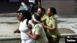 Agentes de la policía política arrestan a la líder de las Damas de Blanco, Berta Soler. (Foto: Angel Moya)