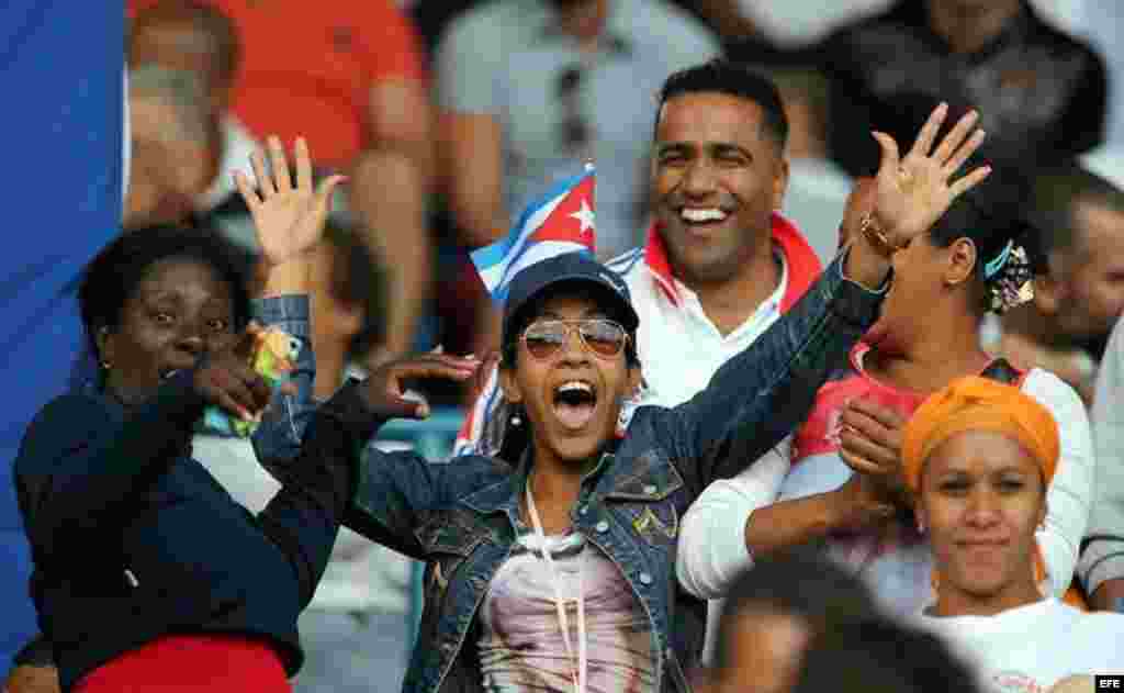 Aficionados en el estadio Latinoamericano en La Habana.