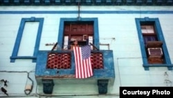 La bandera de EE.UU. conquista a Cuba