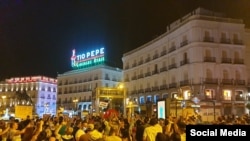 Cubanos apoyan las protestas desde Madrid, España. 