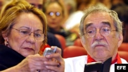 Gabriel García Márquez y su esposa Mercedes durante la ceremonia inaugural del XXV Festival del Nuevo Cine Latinoamericano, en La Habana. 