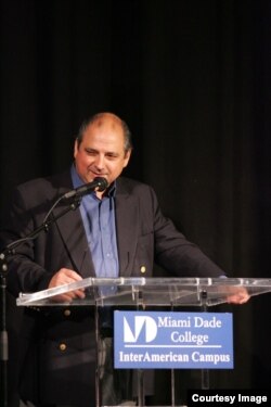 Font durante una conferencia en Miami-Dade College