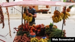 Un carretillero cubano vende sus productos.