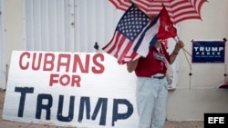 Un grupo de cubanos en el exilio en un acto en Miami apoyó la candidatura de Donald Trump.