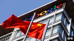 La bandera china ondea frente a la sede de Google en Pekín (China).