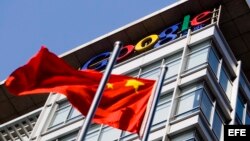 La bandera china ondea frente a la sede de Google en Pekín (China).