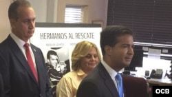 Los congresistas cubanoamericanos (izq a der.) Mario Diaz-Balart, Ileana Ros-Lehtinen, y Carlos Curbelo.