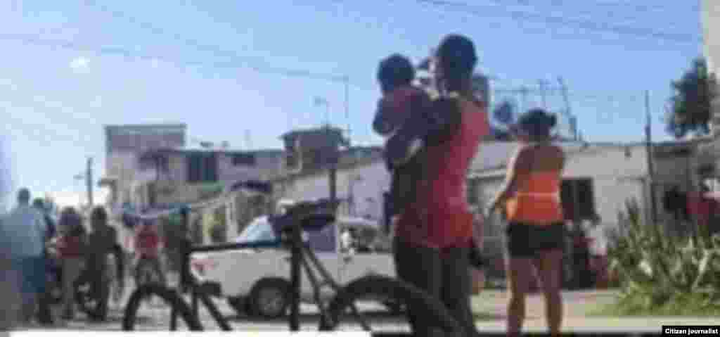 Reporte ciudadano desde Santa Clara muestra imágenes de vigilancia policial en Sta Clara previo reunión de opositores